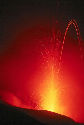 Illustration for article titled A basic experiment that shows why some volcanoes blow sky high